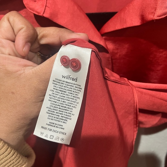 Wilfred Scarlet Satin Shirt Size XS EUC Aritzia Brand Minimalist Shabby Chic - Picture 3 of 3